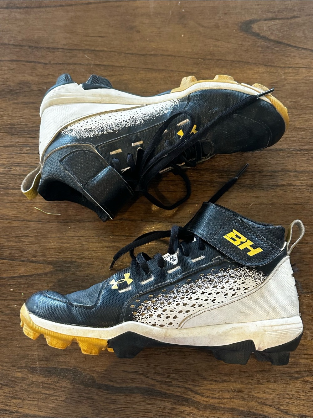 Under Armour Football Cleats Boys 4Y Black White Gold BH Youth